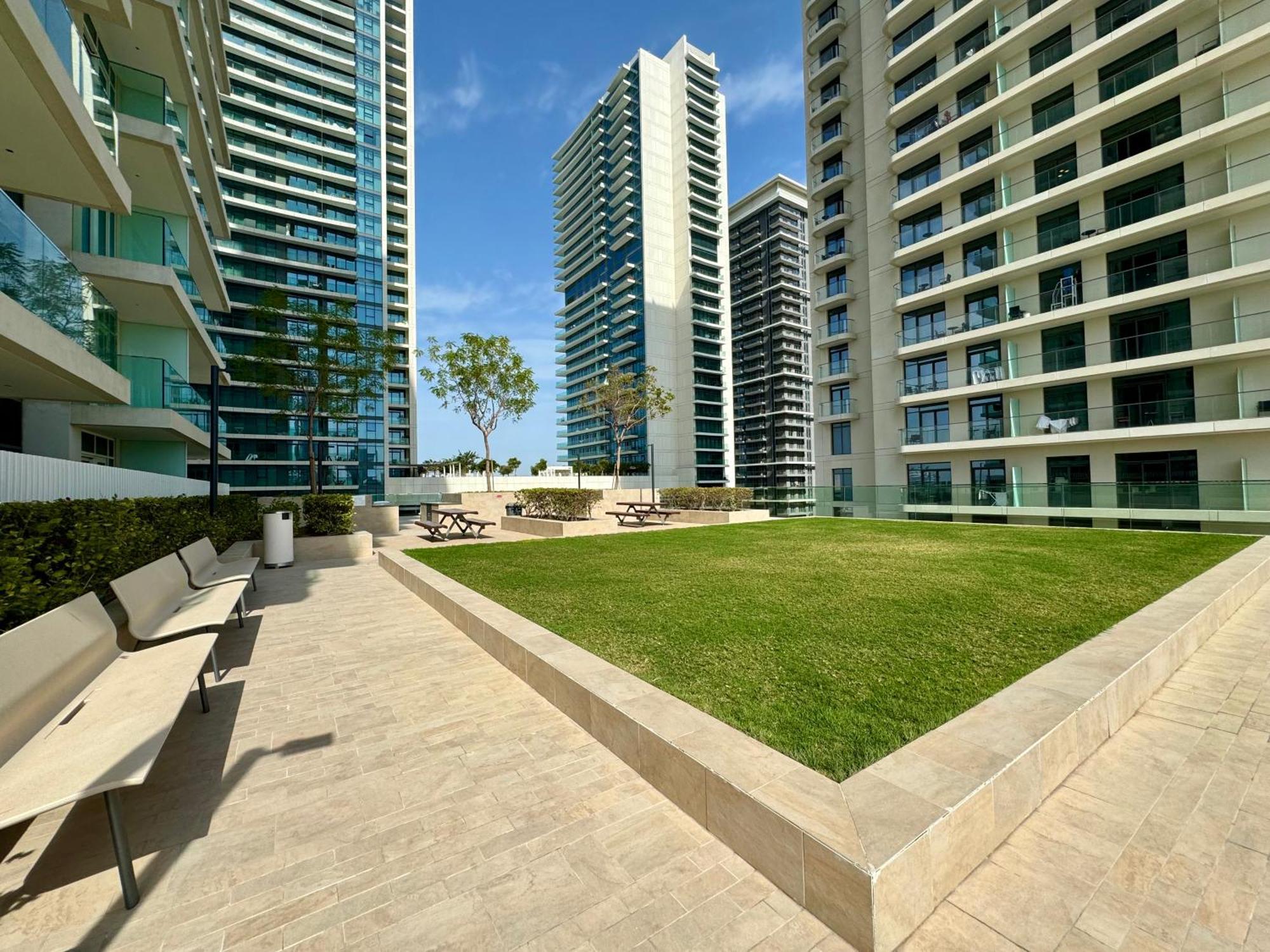 Appartamento Luxury Living Private Beach, Emaar Beachfront Dubai Esterno foto